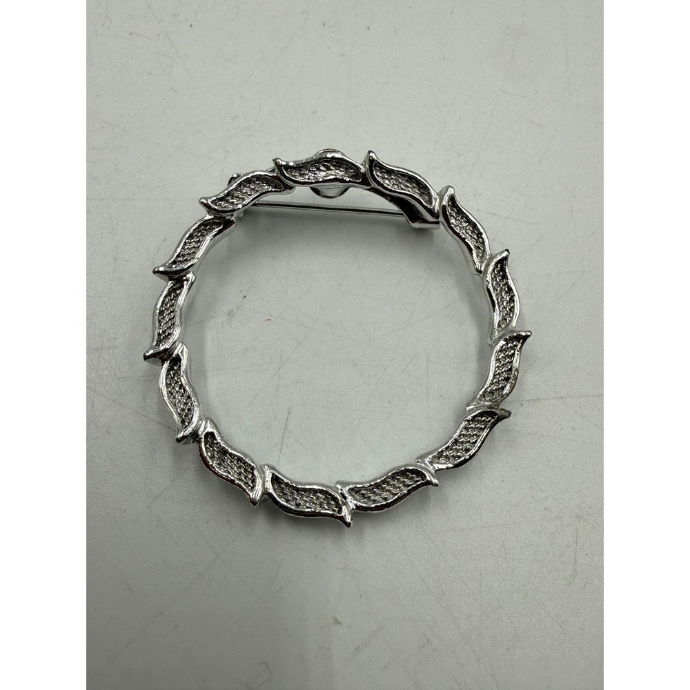 Vintage Gerrys Silver Tone‎ Textured Wreath Circle Brooch Pin Jewelry